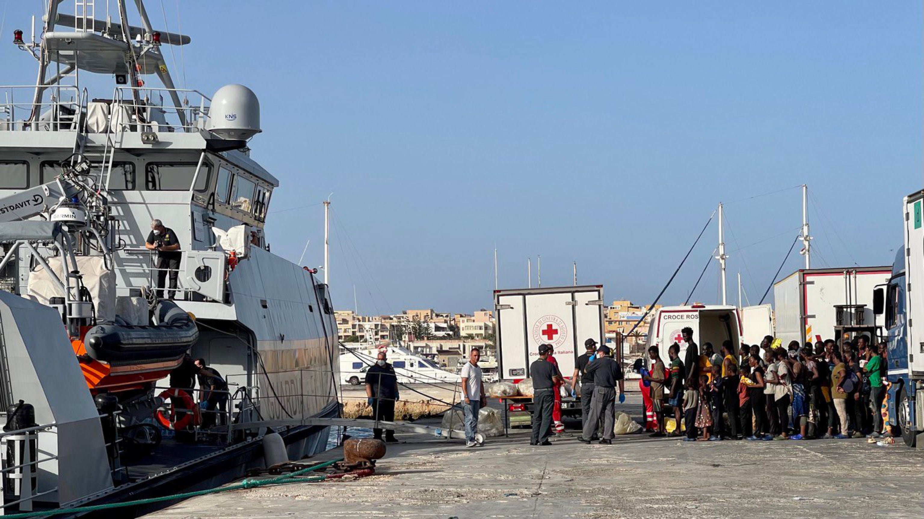 Migranti, Lampedusa sotto assedio
