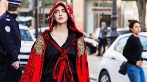 Chiara Ferragni alla Fashion Week di Parigi osa con il look