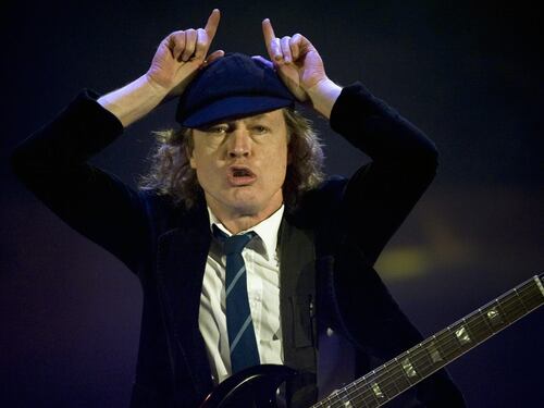 L'assolo di Angus Young lo scolaretto di 60 anni che tiene giovane il rock