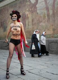 Kiev, attiviste Femen nude contro Ianukovich 8