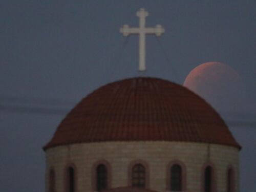 Una notte di luna rossa: ecco l'eclissi nel mondo