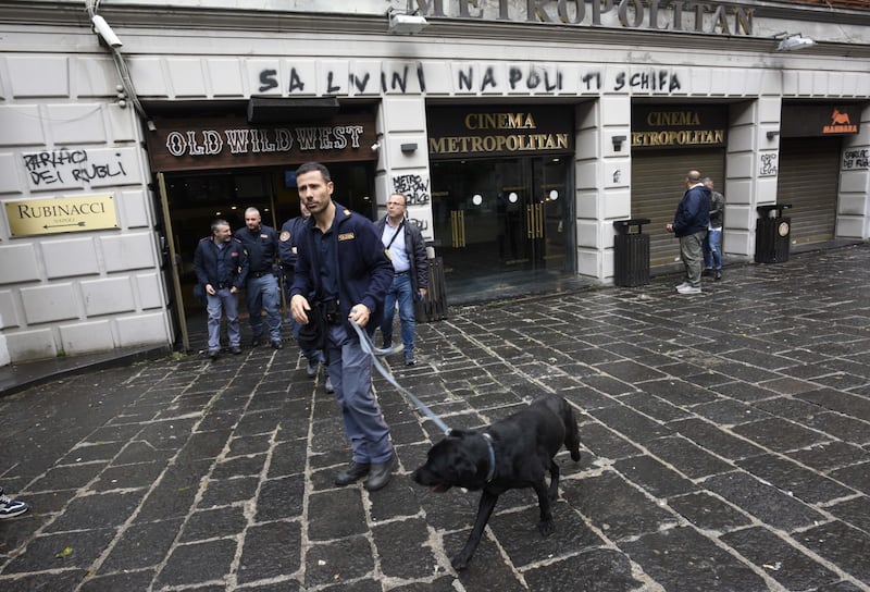 Scritte contro Salvini a Napoli 1
