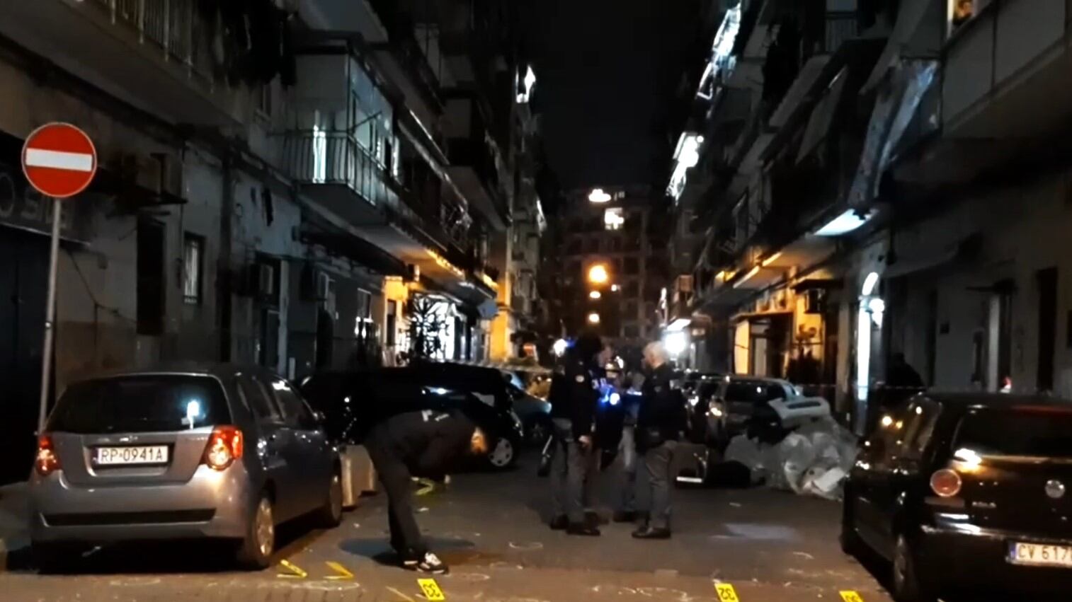 Scontro a fuoco tra giovani boss a Napoli: 80 colpi di pistola contro un 18enne, due feriti