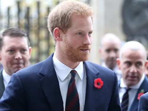 Il principe Harry si commuove per l’omaggio dei bambini al figlio in arrivo