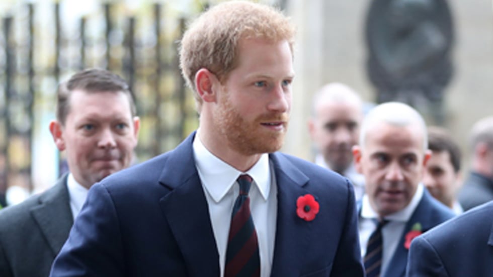 Il principe Harry si commuove per l’omaggio dei bambini al figlio in arrivo