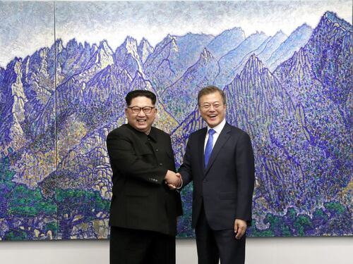 Coree, storico incontro al confine tra Sud e Nord. Kim: "Inizia una nuova era"