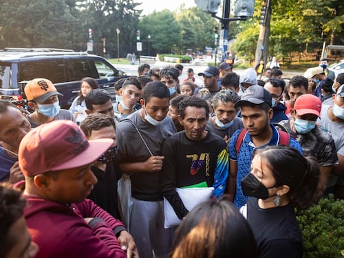 100 migranti scaricati a casa Harris: il Texas provoca l'amministrazione Biden