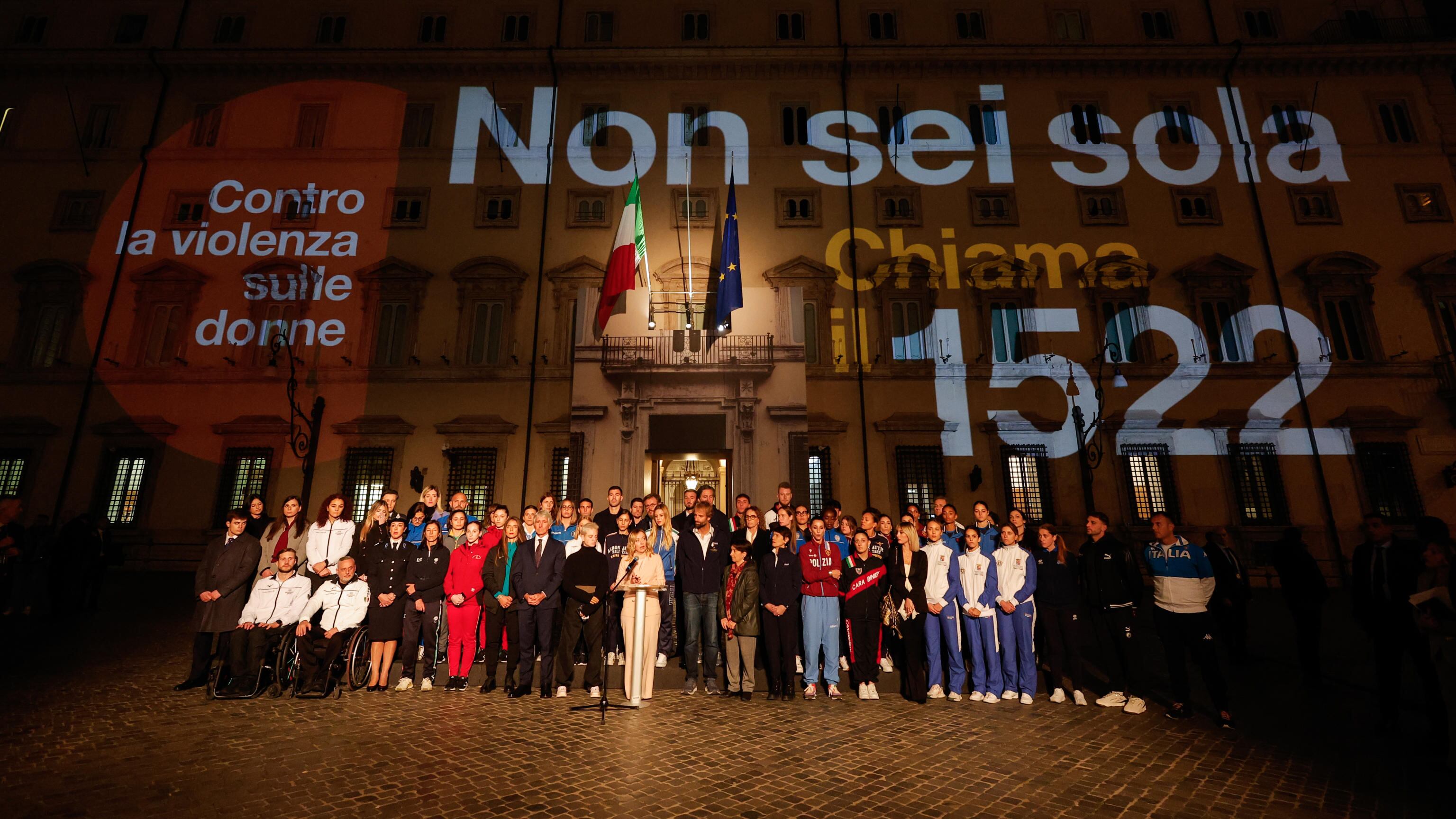 “Siamo libere, nessuno può possederci”. Meloni “illumina” Palazzo Chigi col numero 1522