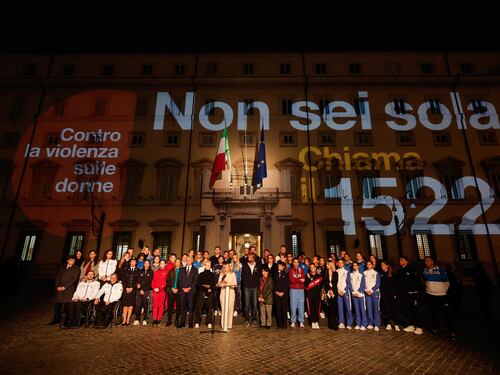 “Siamo libere, nessuno può possederci”. Meloni “illumina” Palazzo Chigi col numero 1522