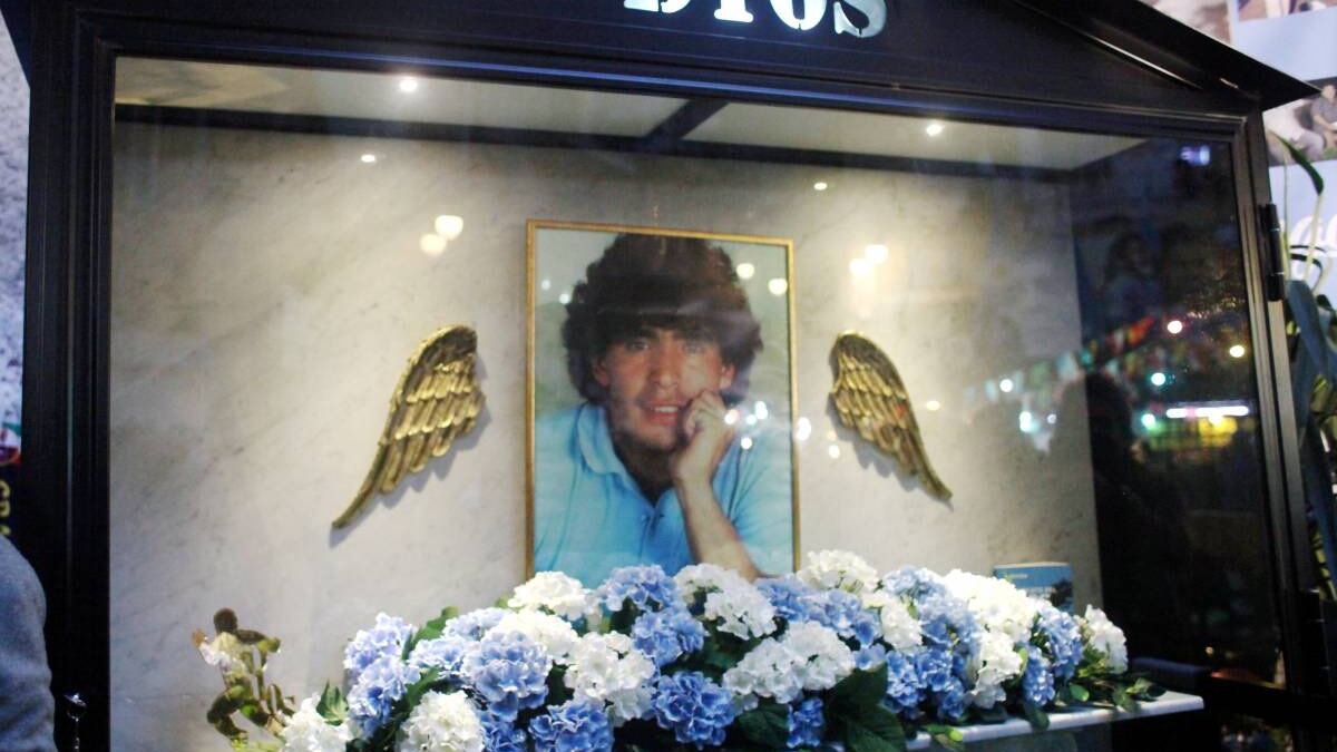 A un anno dalla morte di Maradona l’Italia e Napoli ricordano il campione argentino