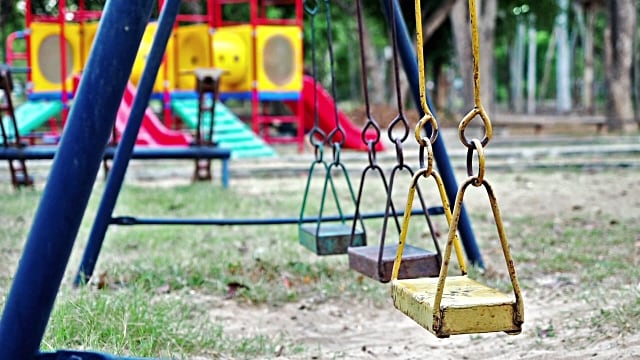 Modena, nigeriano urina al parco davanti mamme e bimbi e aggredisce gli agenti