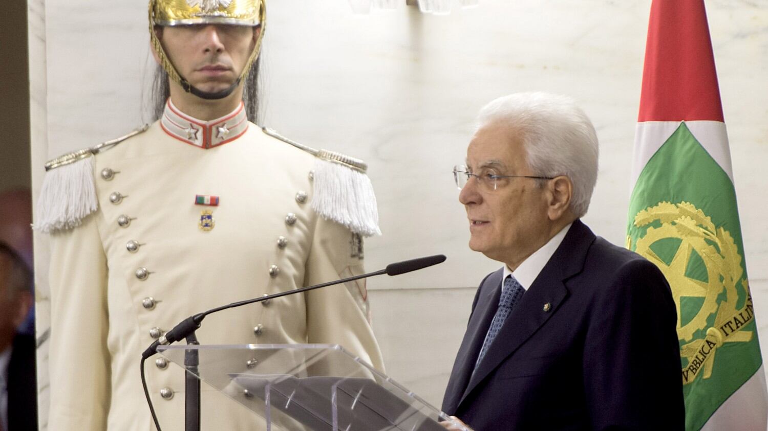 Il Colle: tutti a casa a fine anno E Renzi snobba Mattarella