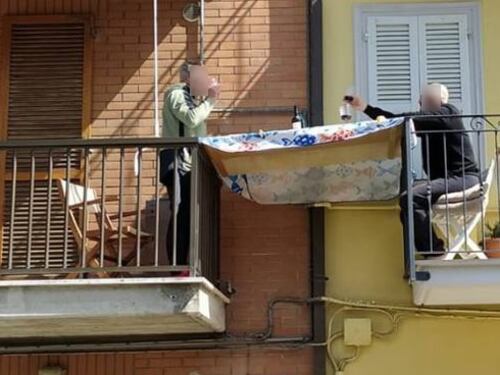 Pranzo tra i balconi a Porto San Giorgio per superare l’isolamento da Coronavirus