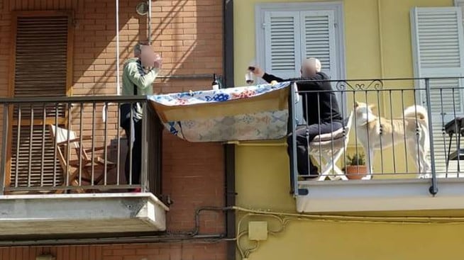 Pranzo tra i balconi a Porto San Giorgio per superare l’isolamento da Coronavirus