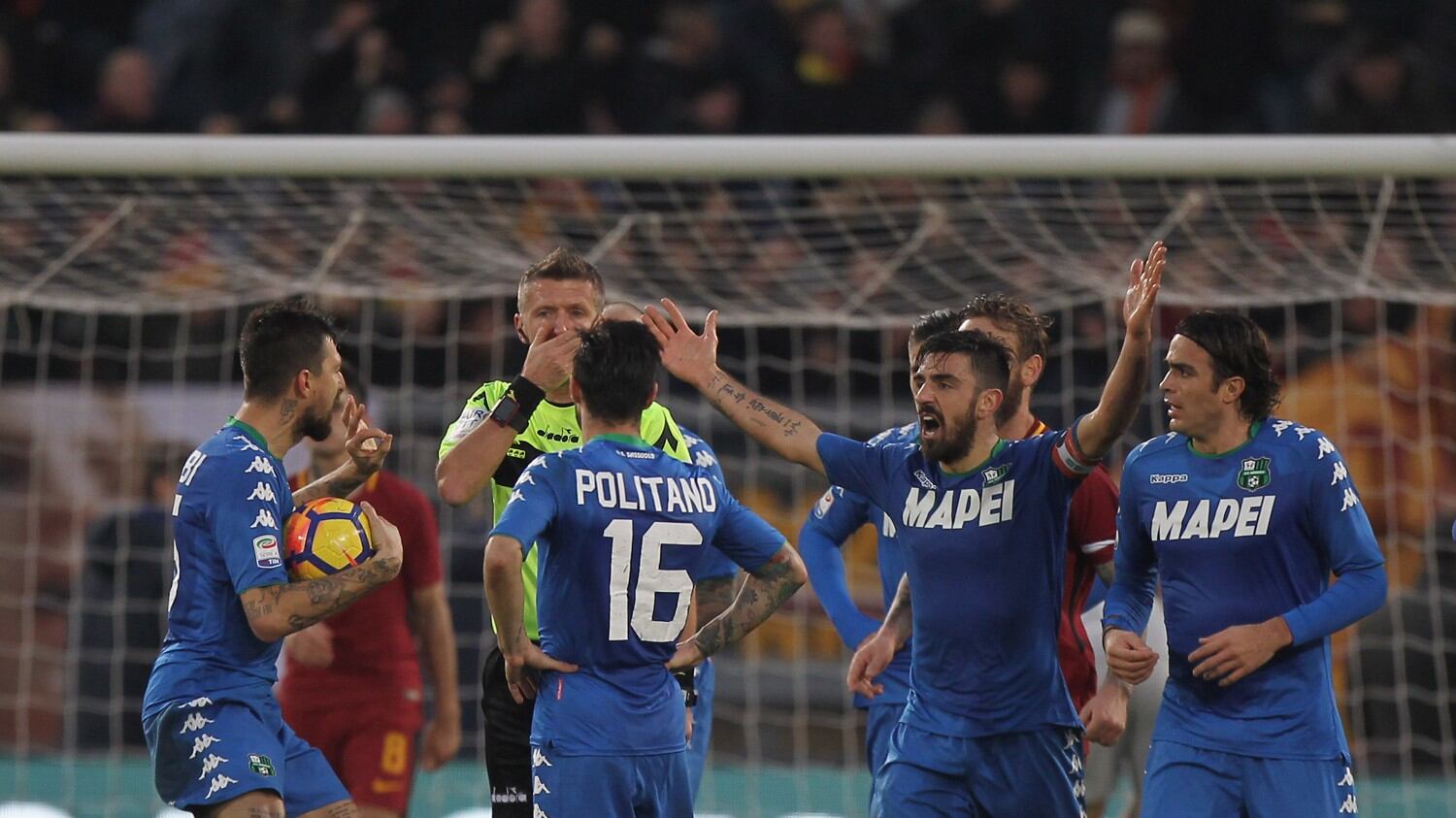 Il Napoli spreca e ringrazia un autogol