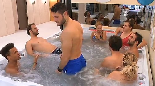 Grande Fratello 14, baci e nudi bollenti nell'idromassaggio 5