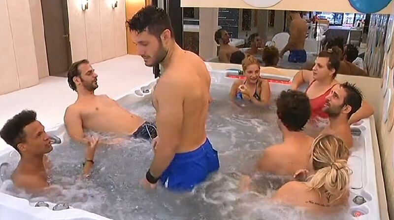Grande Fratello 14, baci e nudi bollenti nell'idromassaggio 5