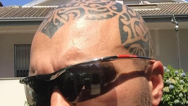 Sfratto per l'ex re dei "Compro oro": prima si barrica in casa e poi scappa (dal garage)