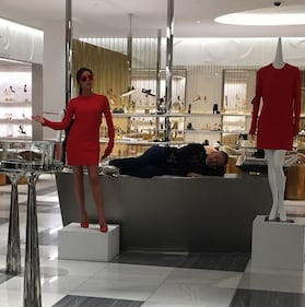 Victoria Beckham fa il manichino su Instagram 3