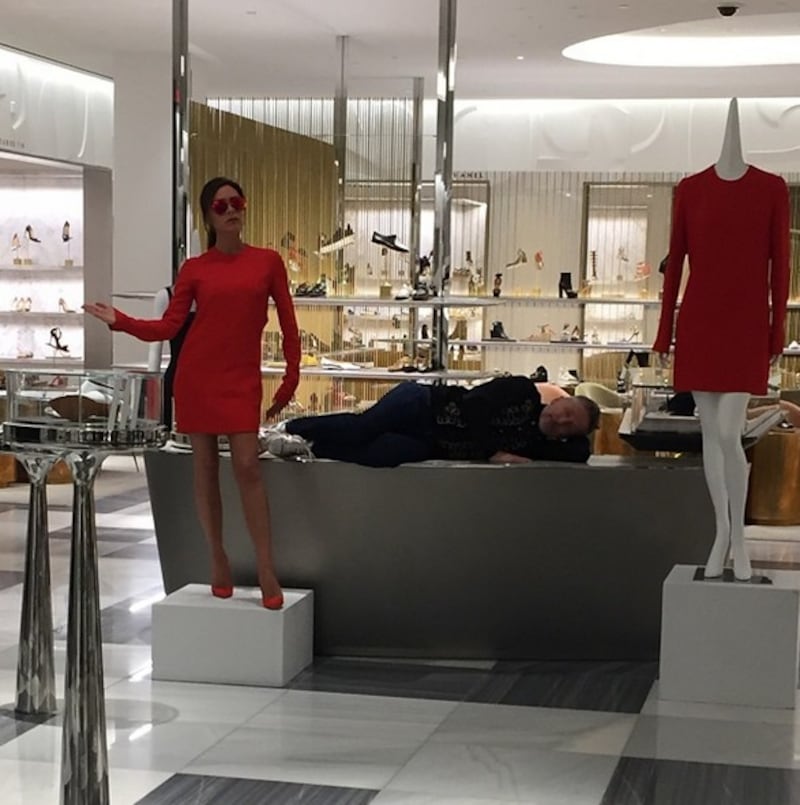 Victoria Beckham fa il manichino su Instagram 3