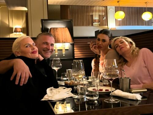 "Da quando è permesso? Maleducata". Polemica per la foto di Belen al ristorante