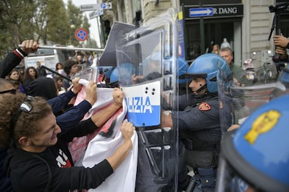 Scontri tra manifestanti e polizia a Torino 2