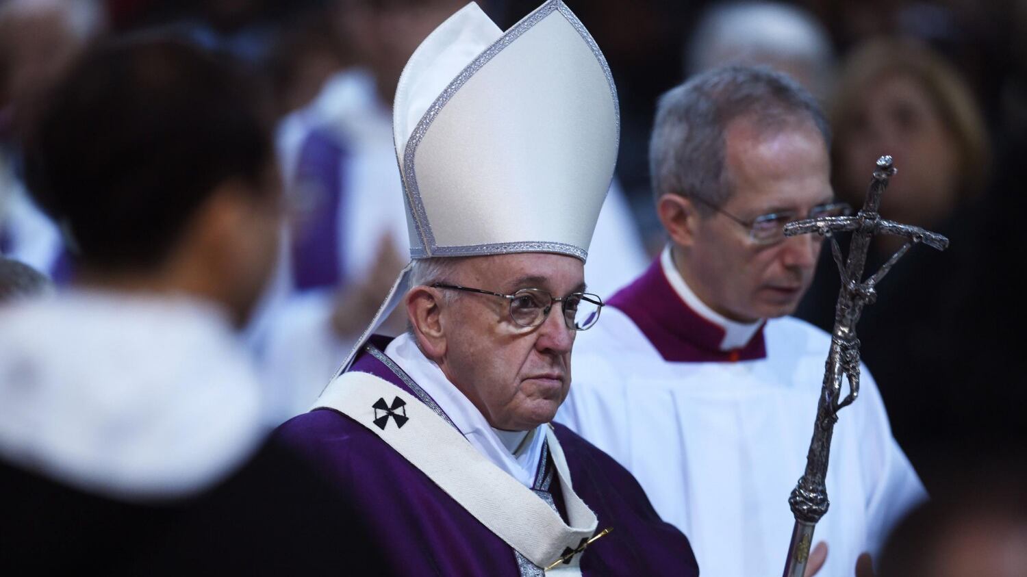Francesco delude i tradizionalisti: "La Comunione si può prendere pure in mano"