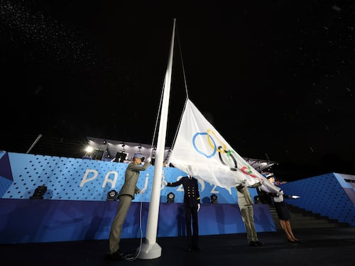 Olimpiadi, la Francia issa al contrario la bandiera olimpica: "Solo loro potevano"
