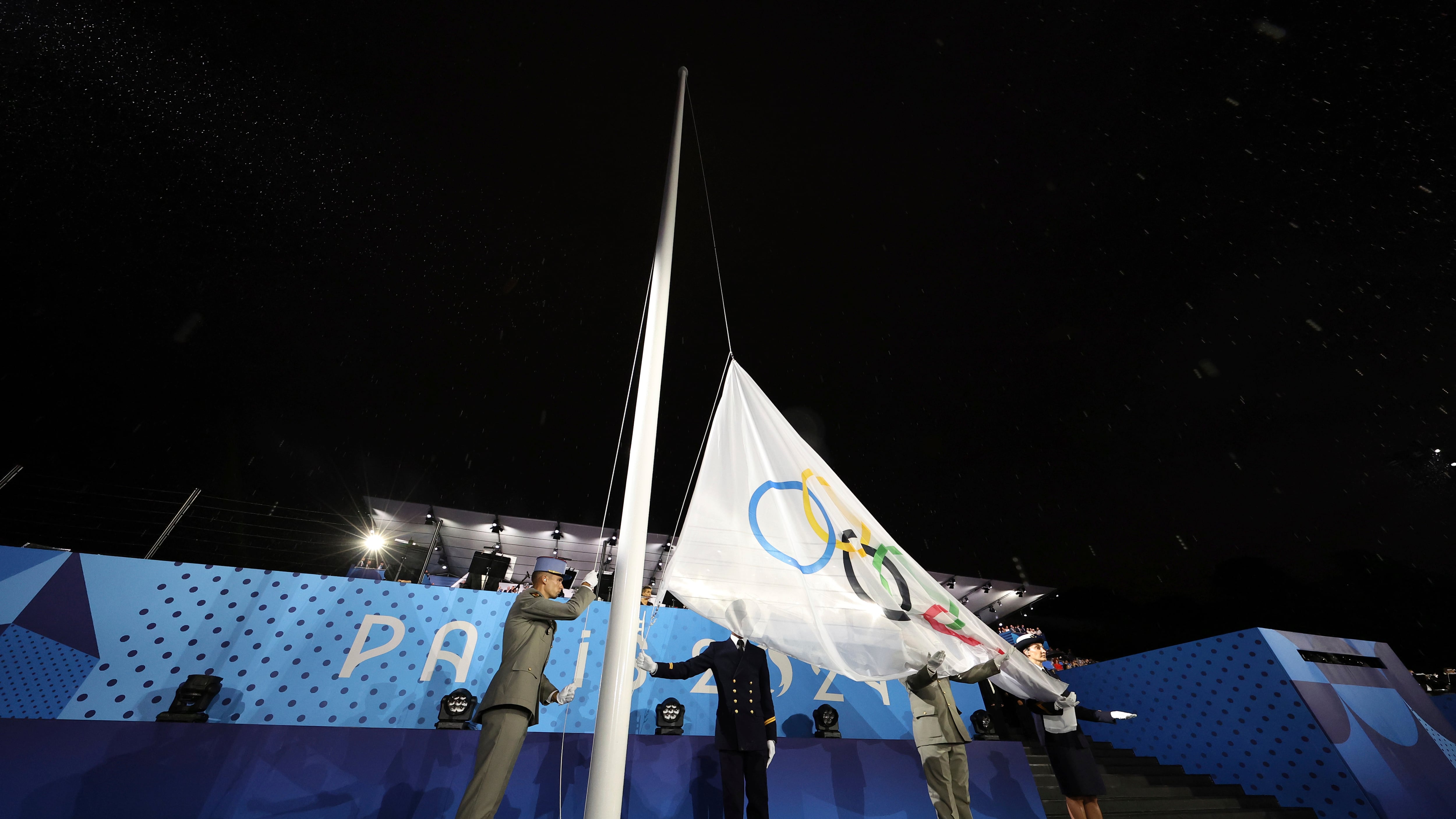 Olimpiadi, la Francia issa al contrario la bandiera olimpica: "Solo loro potevano"