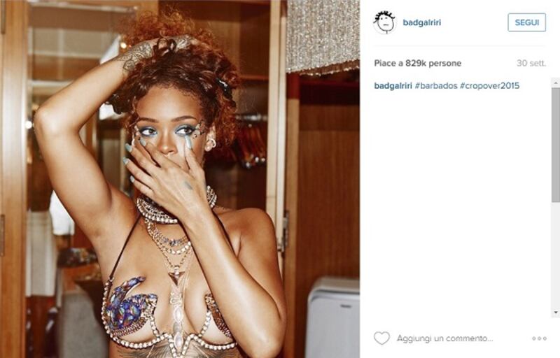 Rihanna, scollatura da copertina su Vogue per Manolo Blahnik: foto 10