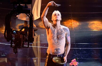 Sanremo 2022, Achille Lauro si battezza sul palco dell'Ariston 3
