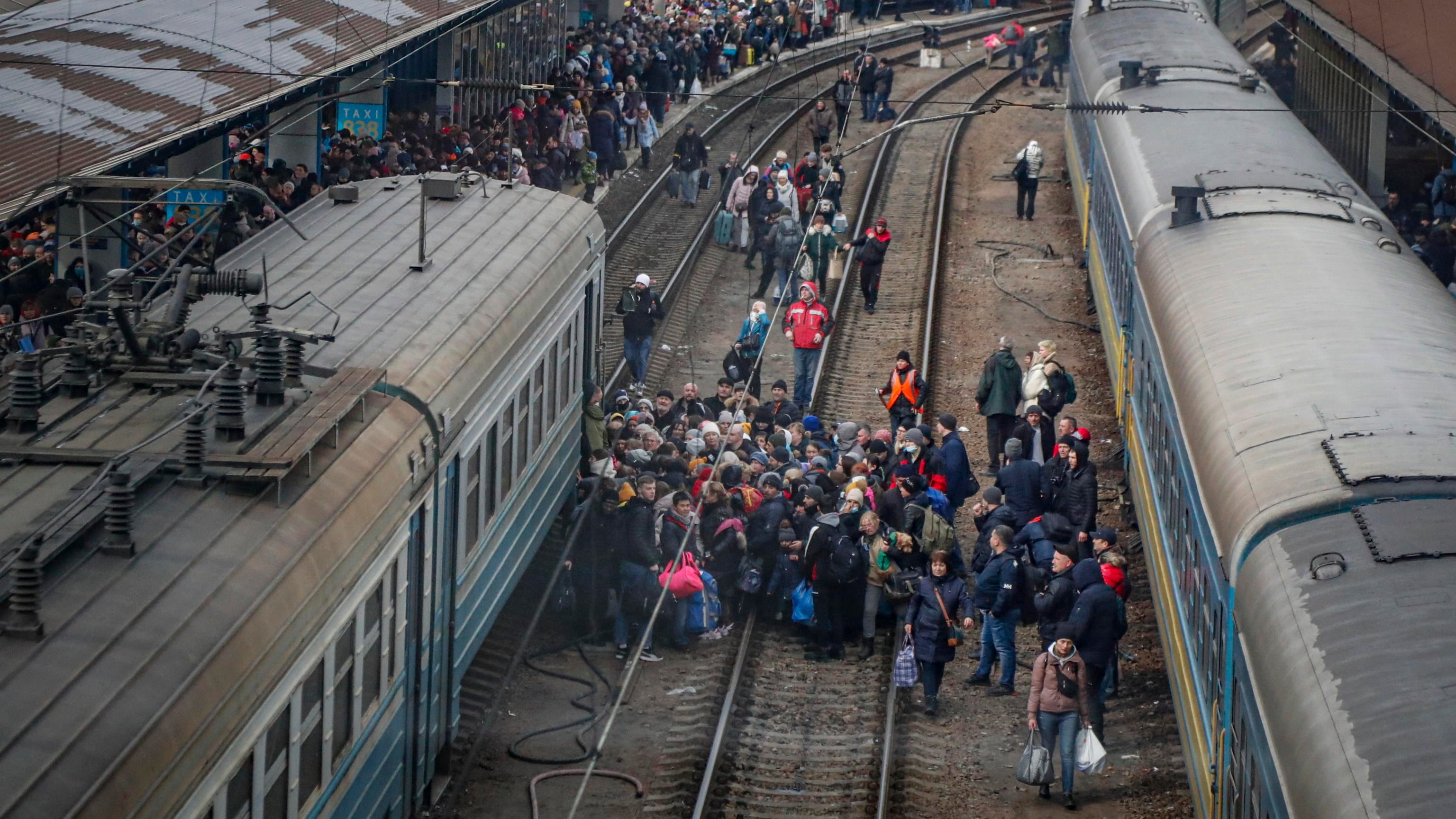 "Bombe sui treni, ma i miei ferrovieri sono degli eroi"