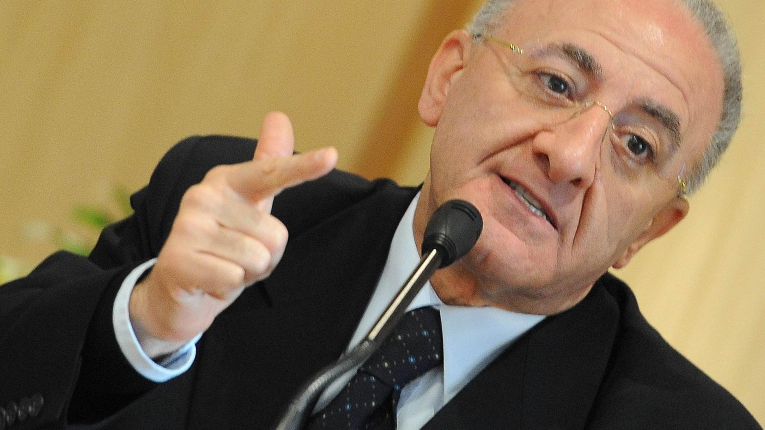 Il M5S all'attacco: "Mettere in calendario dimissioni di De Luca"