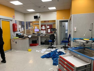 Pronto soccorso devastato dai parenti del 15enne ucciso a Napoli 11