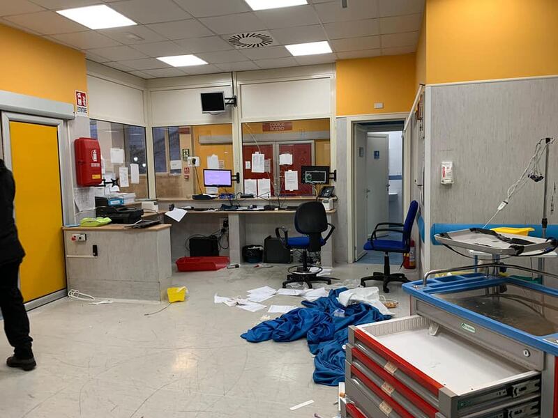 Pronto soccorso devastato dai parenti del 15enne ucciso a Napoli 11