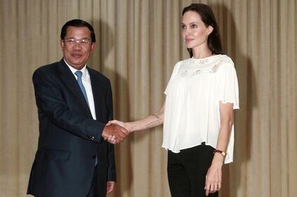 Angelina Jolie: "non ho mai pensato a me stessa come a una madre". Le foto 9