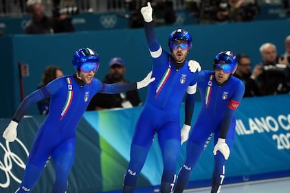 La storica impresa degli azzurri nel pattinaggio: guarda le foto 16