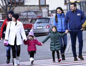 Matteo Salvini ha festeggiato il nuovo anno tra selfie, figlia e fidanzata 8