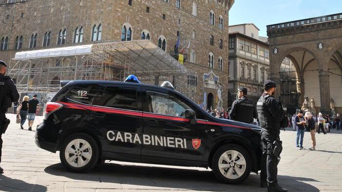 Picchia e fa prostituire la moglie: arrestato romeno