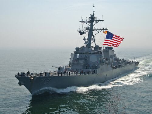 Stretto di Hormuz, nave Usa spara colpi di avvertimento contro unità iraniane