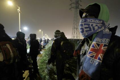 Migranti abbandonano il campo profughi di Calais 10
