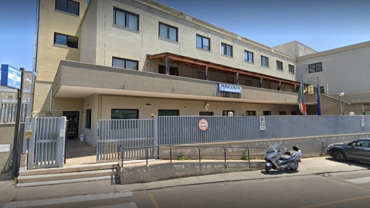 Gambiano pregiudicato aggredisce compagna e attacca agenti