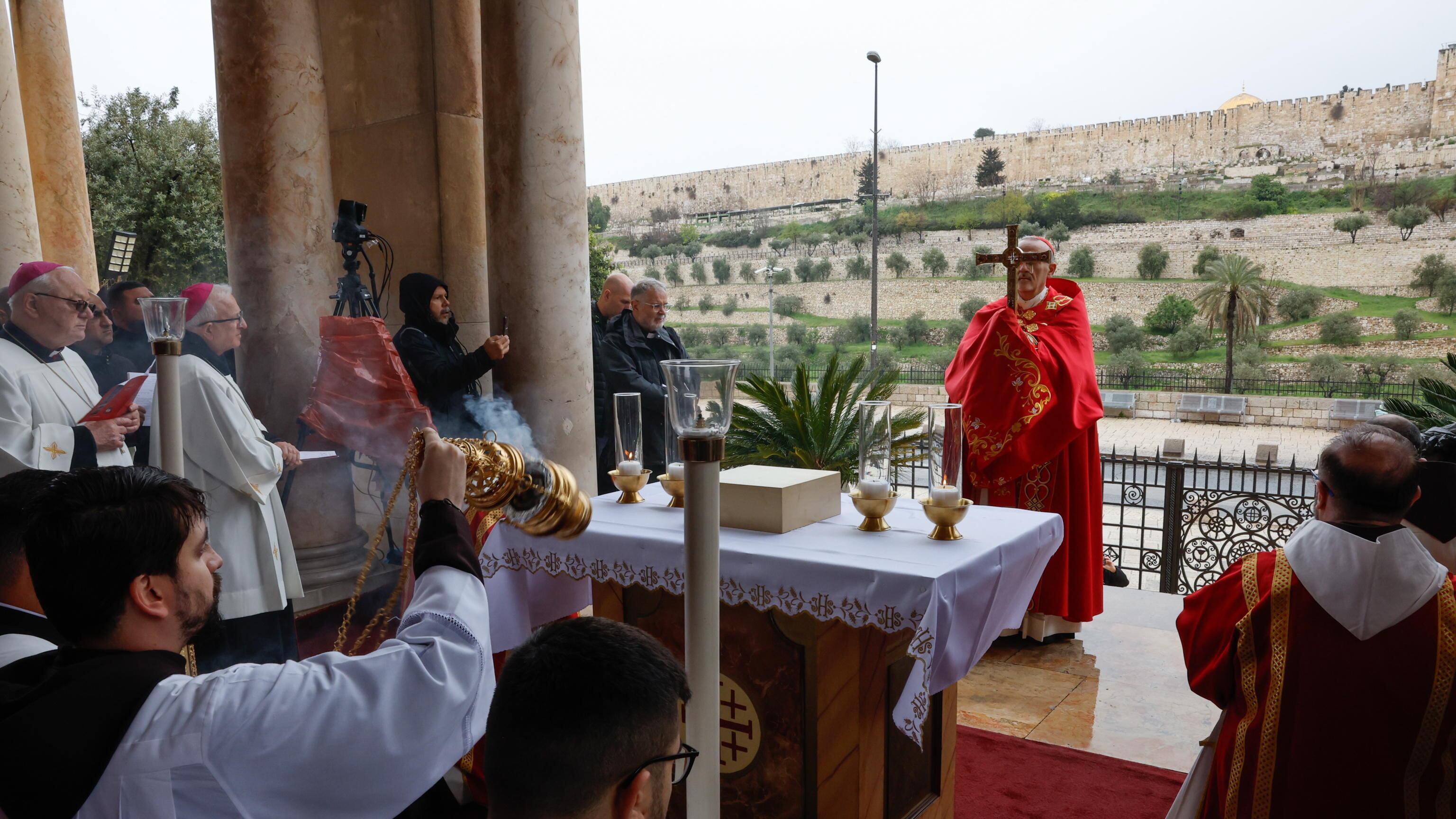 Israele vieta a Pizzaballa di entrare al Santo Sepolcro. Meloni: "Offesa ai credenti", poi chiama il patriarca