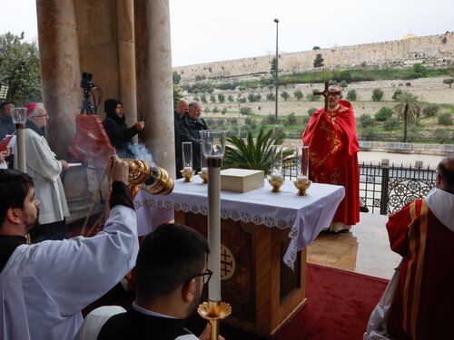 Israele vieta a Pizzaballa di entrare al Santo Sepolcro. Meloni: "Offesa ai credenti", poi chiama il patriarca