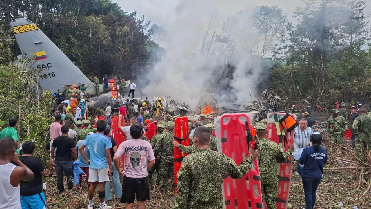 Aereo militare si schianta poco dopo il decollo e prende fuoco: 66 morti e decine tra dispersi