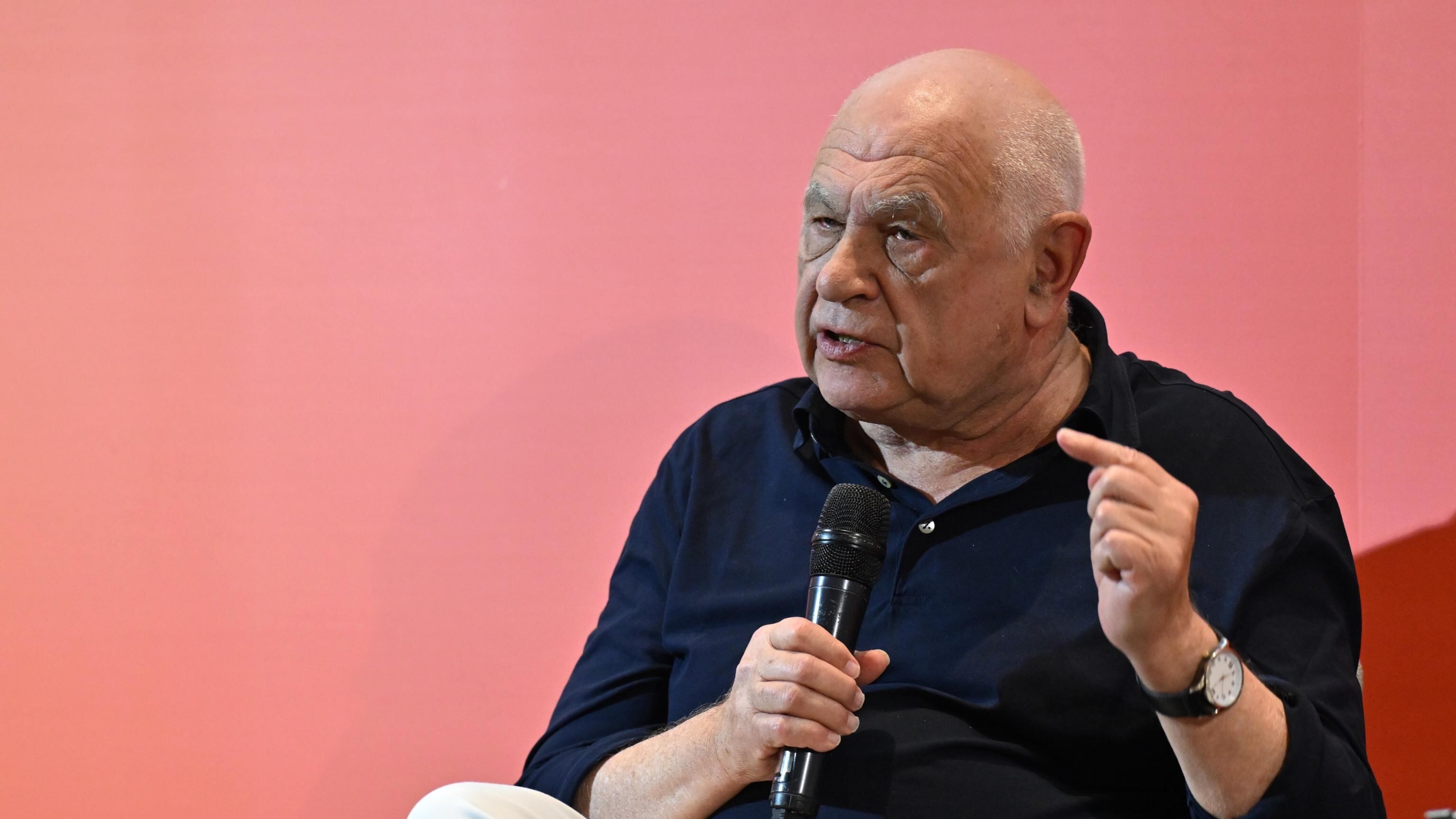 Sinistra sconvolta da Nordio senza calze