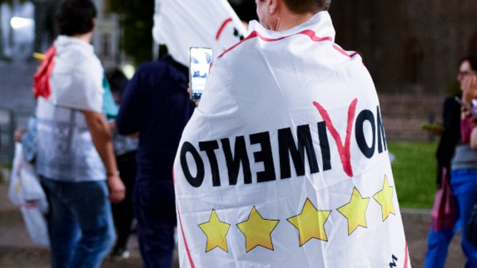 Polemica nel M5s: "Conte per tenersi la poltrona ci consegna al Pd"