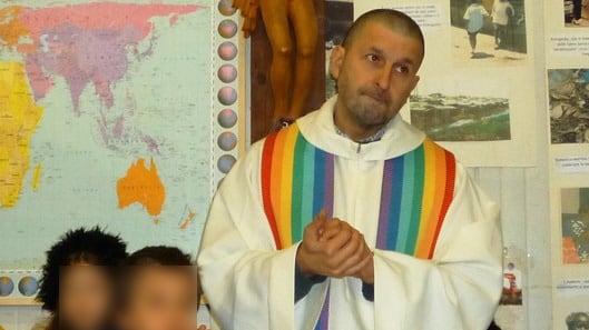 Il prete arcobaleno sfida la curia fiorentina:"Lavanda dei piedi a rom e gay"