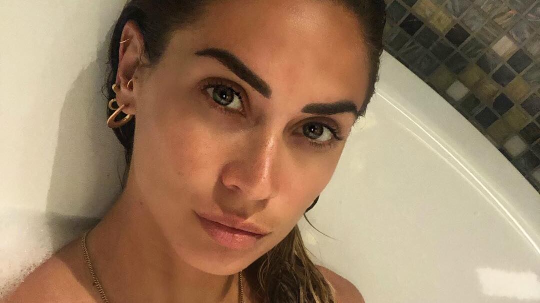 Melissa Satta insaponata nella vasca da bagno