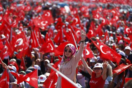 Folla immensa a Istanbul per la manifestazione anti-golpista 2
